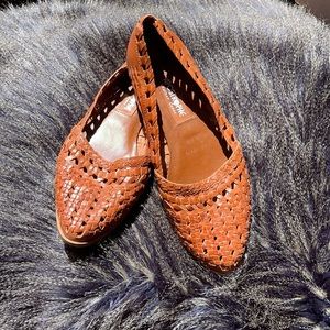 Apostrophe leather woven flats